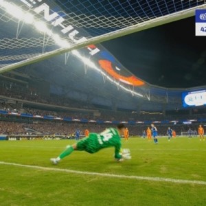 无比懊恼！王大雷差点就扑出吴曦点球，飞身扑救落地后双手捂头